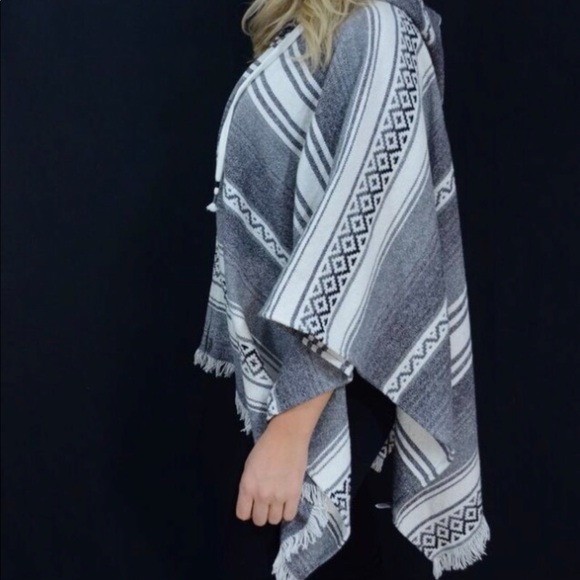 White Crow poncho - Picture 4 of 4